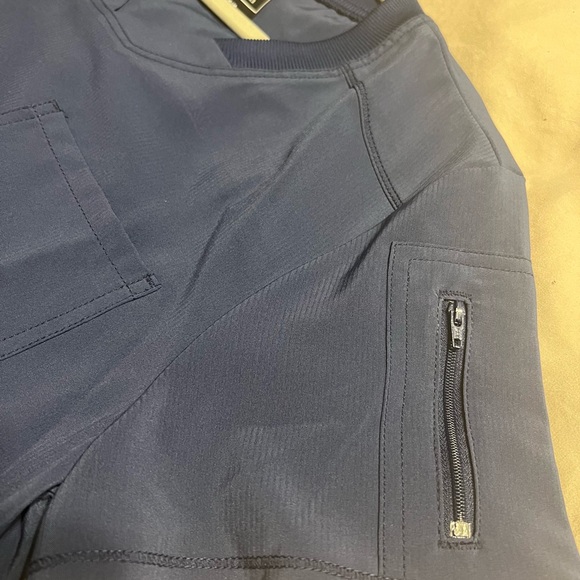 Men’s size medium Cherokee Certainty scrub top. New with tags. - Picture 5 of 8